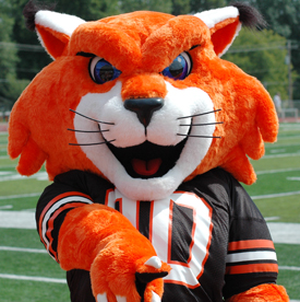 Students welcome Wowzer at football home opener – The Baker Orange