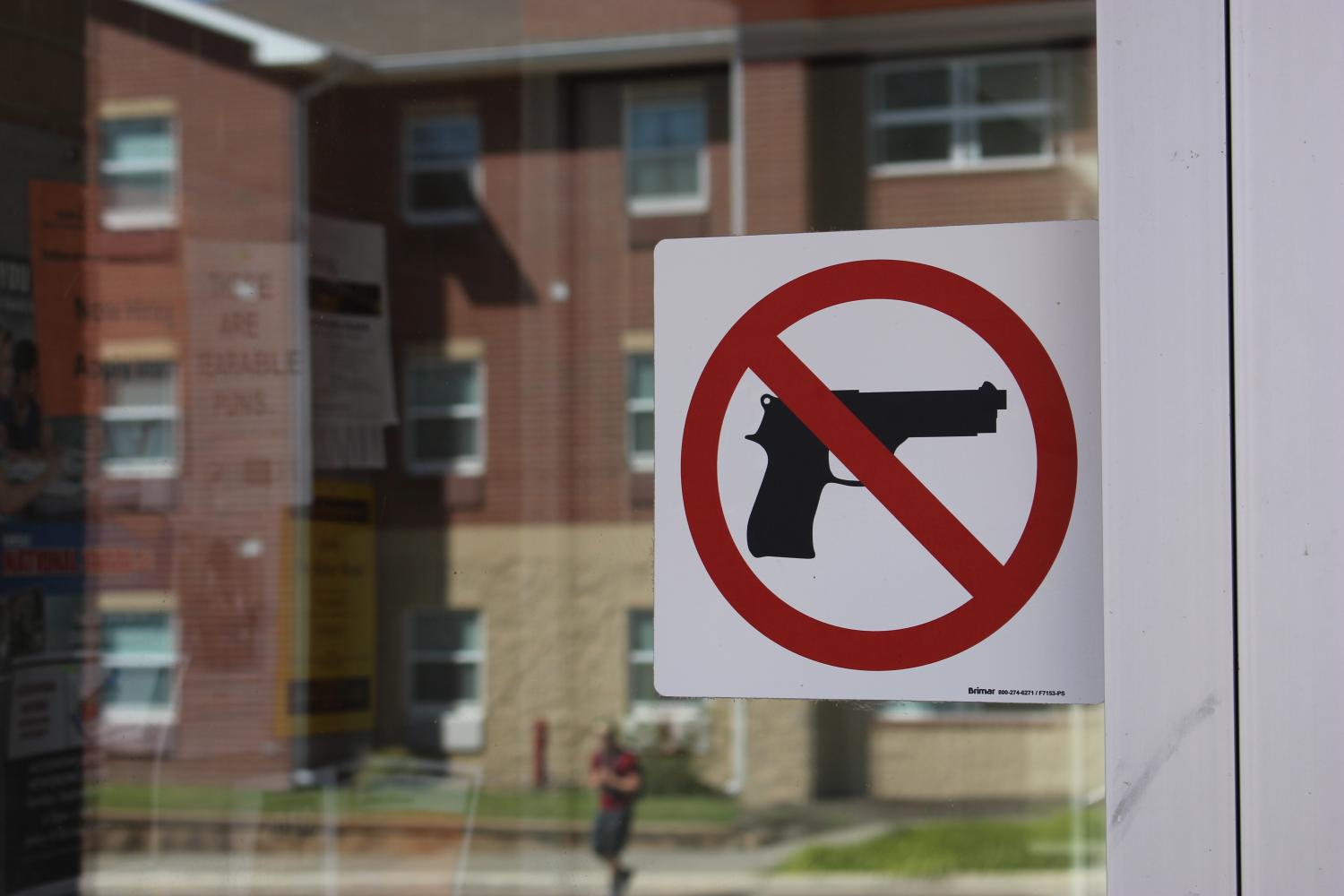 An example of the no gun signs which are posed on several campus buildings.