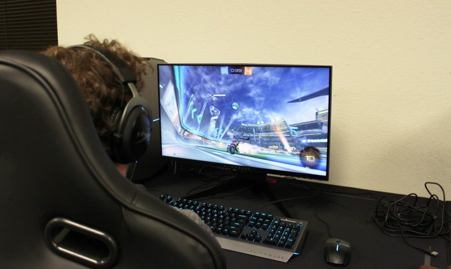 An over the shoulder of Justin Toumberlin playing in the National Association of Collegiate Esports (NACE) Rocket League Fall Championship.