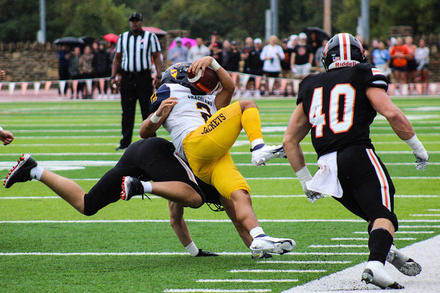 Defense makes another big play for the Wildcats to keep the Yellow Jackets from getting the first down.
