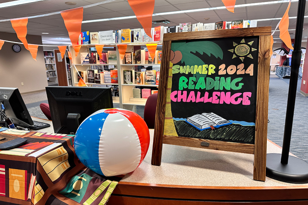 Collins Library is decorated to draw students to the Summer 2024 Reading Challenge. They included many beach and summer-themed decorations.  