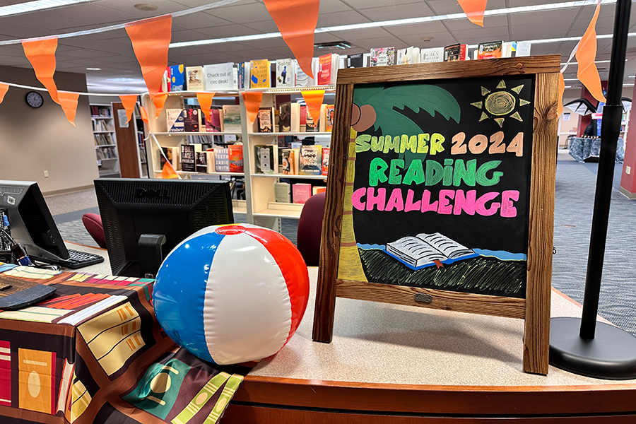 Collins+Library+is+decorated+to+draw+students+to+the+Summer+2024+Reading+Challenge.+They+included+many+beach+and+summer-themed+decorations.++